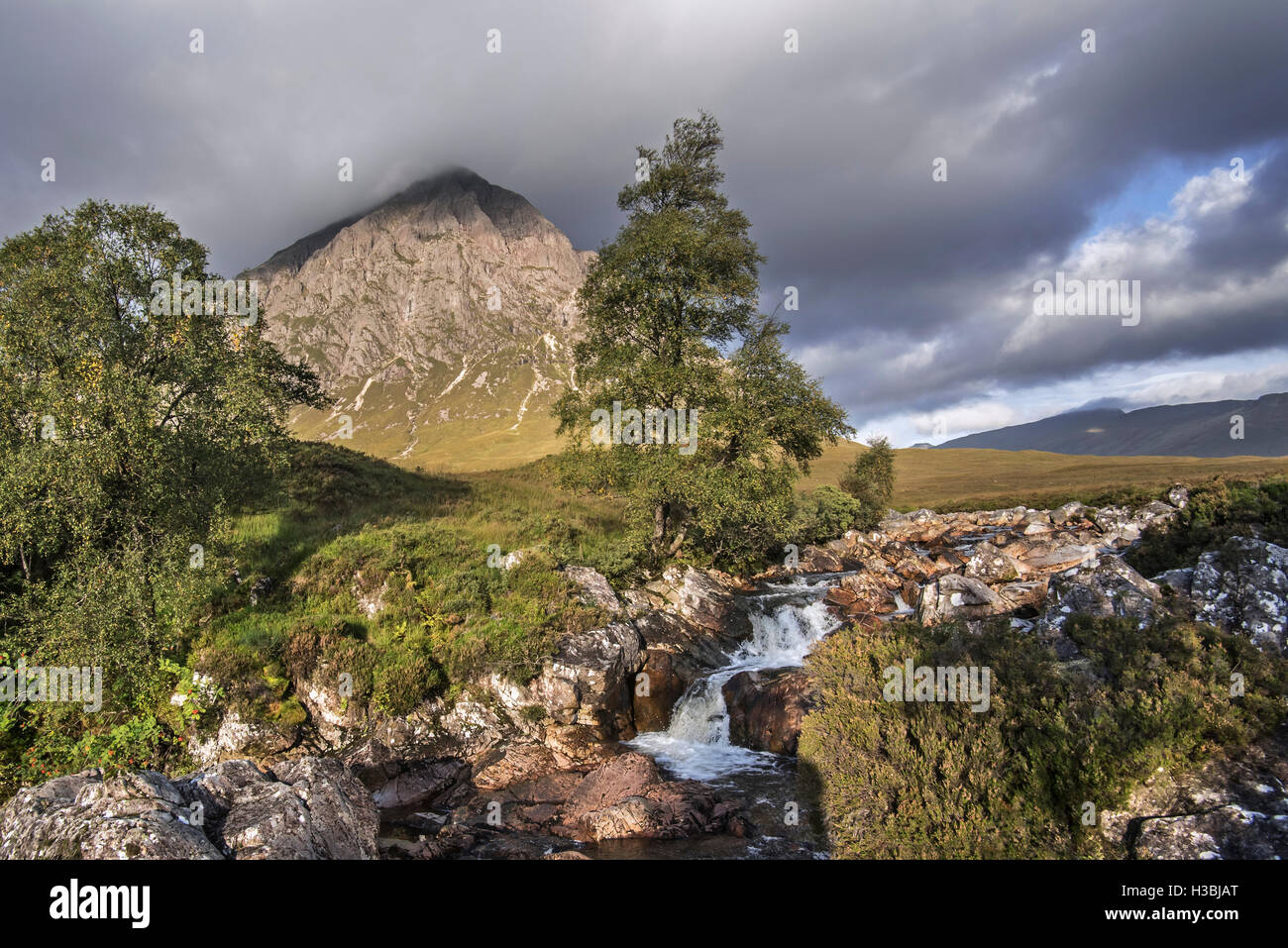 La montagna scozzese Buachaille Etive Mòr in Glen Etive nelle Highlands della Scozia, Regno Unito Foto Stock