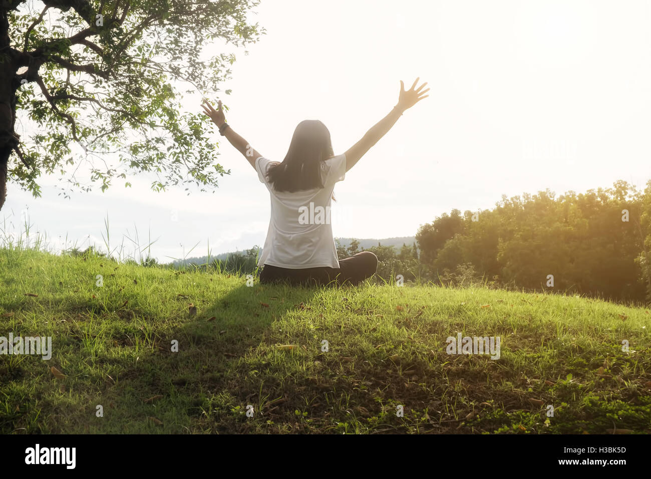 La felicità,lifestyle, donna, meditazione,natura, all'aperto, parco, persone,relax, relax,l'estate, il sole, la luce solare, sunrise, sunshine Foto Stock