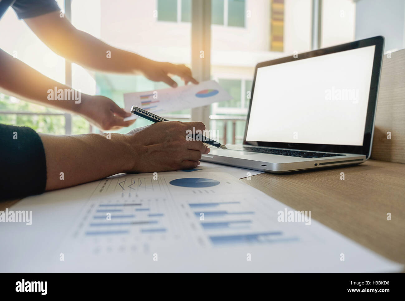 Contabilità,business,discutendo,successo,il lavoro di squadra,documenti,l'economia,lavorando, workplace,sale riunioni, carta, documenti cartacei Foto Stock