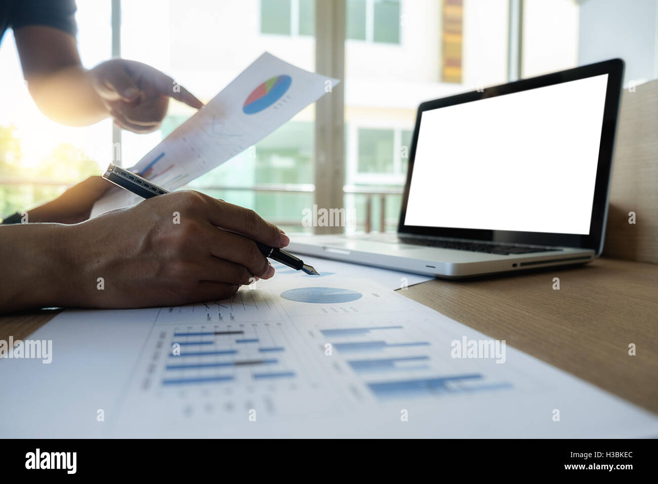 Contabilità,business,discutendo,successo,il lavoro di squadra,documenti,l'economia,lavorando, workplace,sale riunioni, carta, documenti cartacei Foto Stock