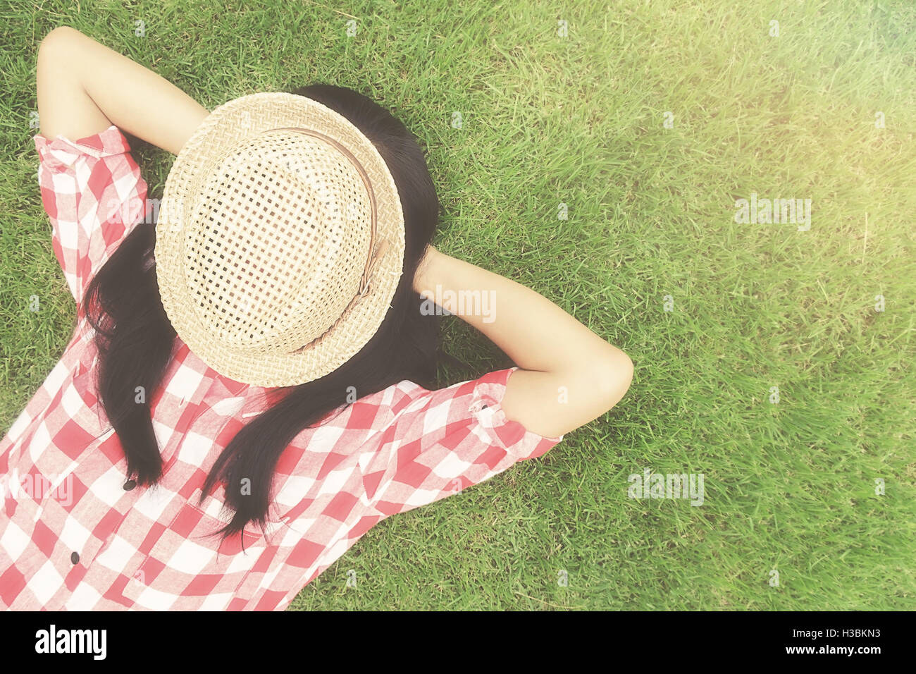 Relax,libertà,girl, erba verde, felicità,lifestyle,all'aperto, parco,hipster Foto Stock