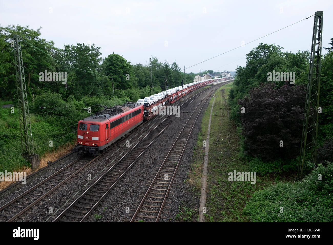 Treno merci il trasporto di vetture Audi per esportazione, Leichlingen, Renania settentrionale-Vestfalia (Germania). Foto Stock