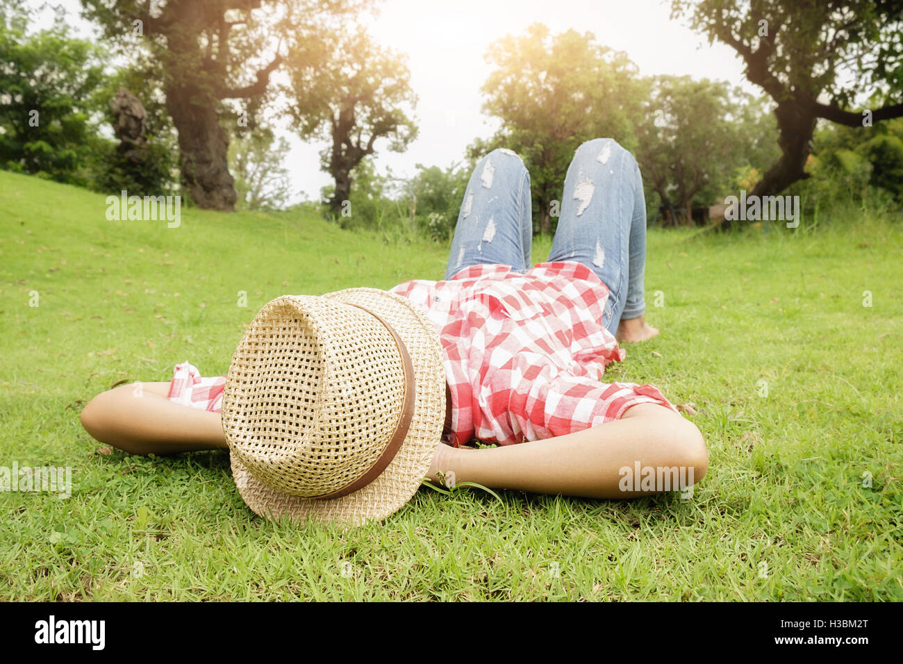 Relax,libertà,girl, erba verde, felicità,lifestyle,all'aperto, parco,hipster Foto Stock