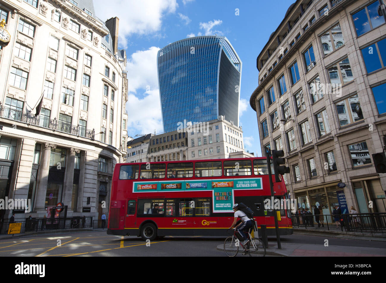 London bus e il ciclista sono trascurate da 20 Fenchurch Street conosciuta come 'Walkie talkie' edificio, vicino a London Bridge, Regno Unito Foto Stock