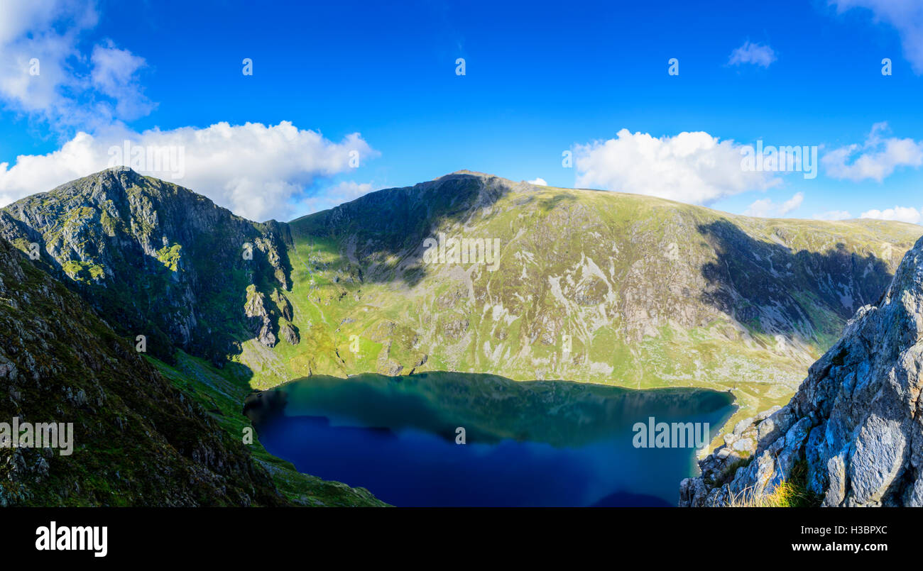 Vista del Llyn Cau su Cadair Idris la gamma della montagna nel Parco Nazionale di Snowdonia nel Galles, Regno Unito Foto Stock