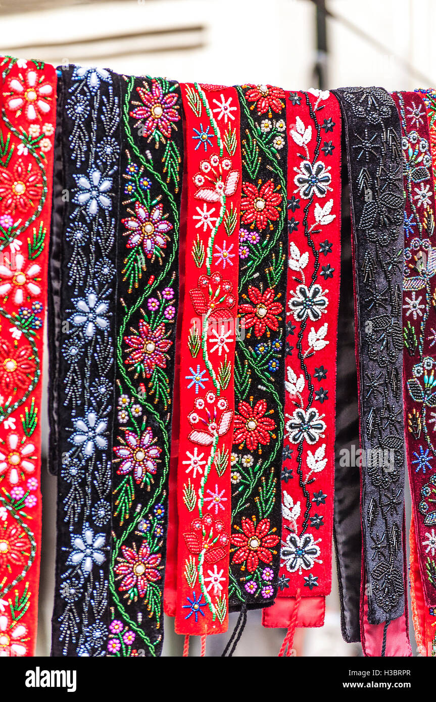 Rumeno folk tradizionale ricamo. Cinghie con decorazioni floreali. Foto Stock