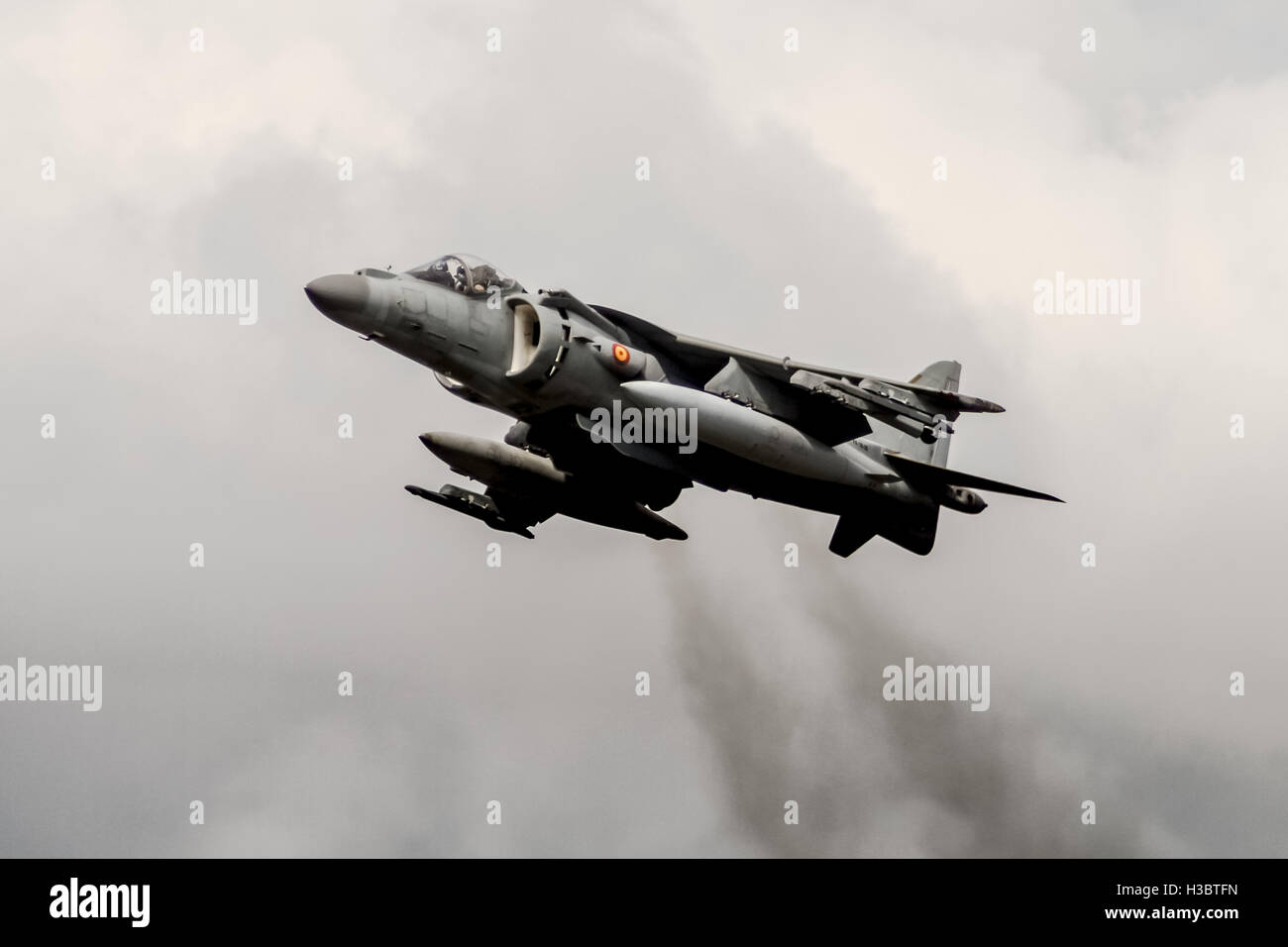 Un Harrier Jump Jet esegue verticale di decollo al salone di Farnborough 2014. Foto Stock
