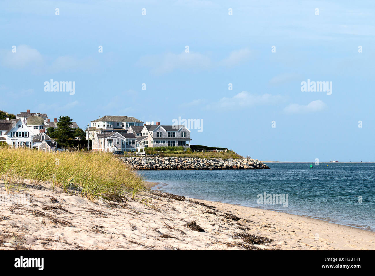 Le case sono state costruite sul litorale dell'oceano Foto Stock