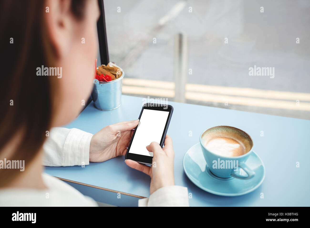 Donna di messaggistica di testo sul telefono cellulare Foto Stock