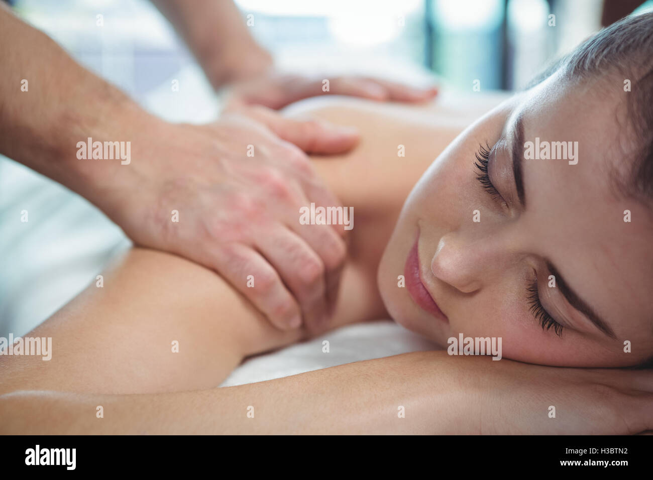 Fisioterapista dando la terapia fisica per la spalla di un paziente di sesso femminile Foto Stock