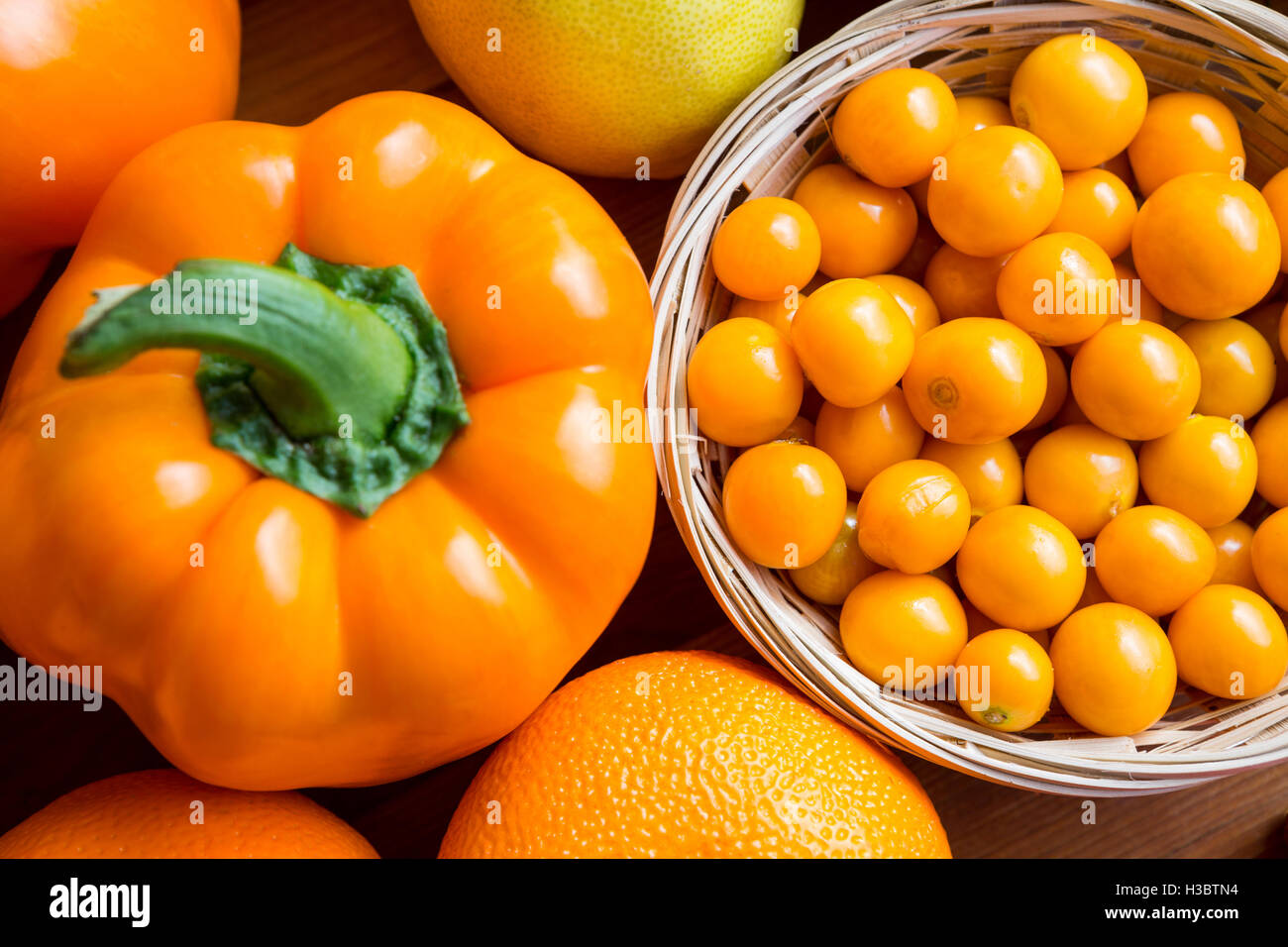 Close-up di pomodori ciliegini, peperone e arance Foto Stock