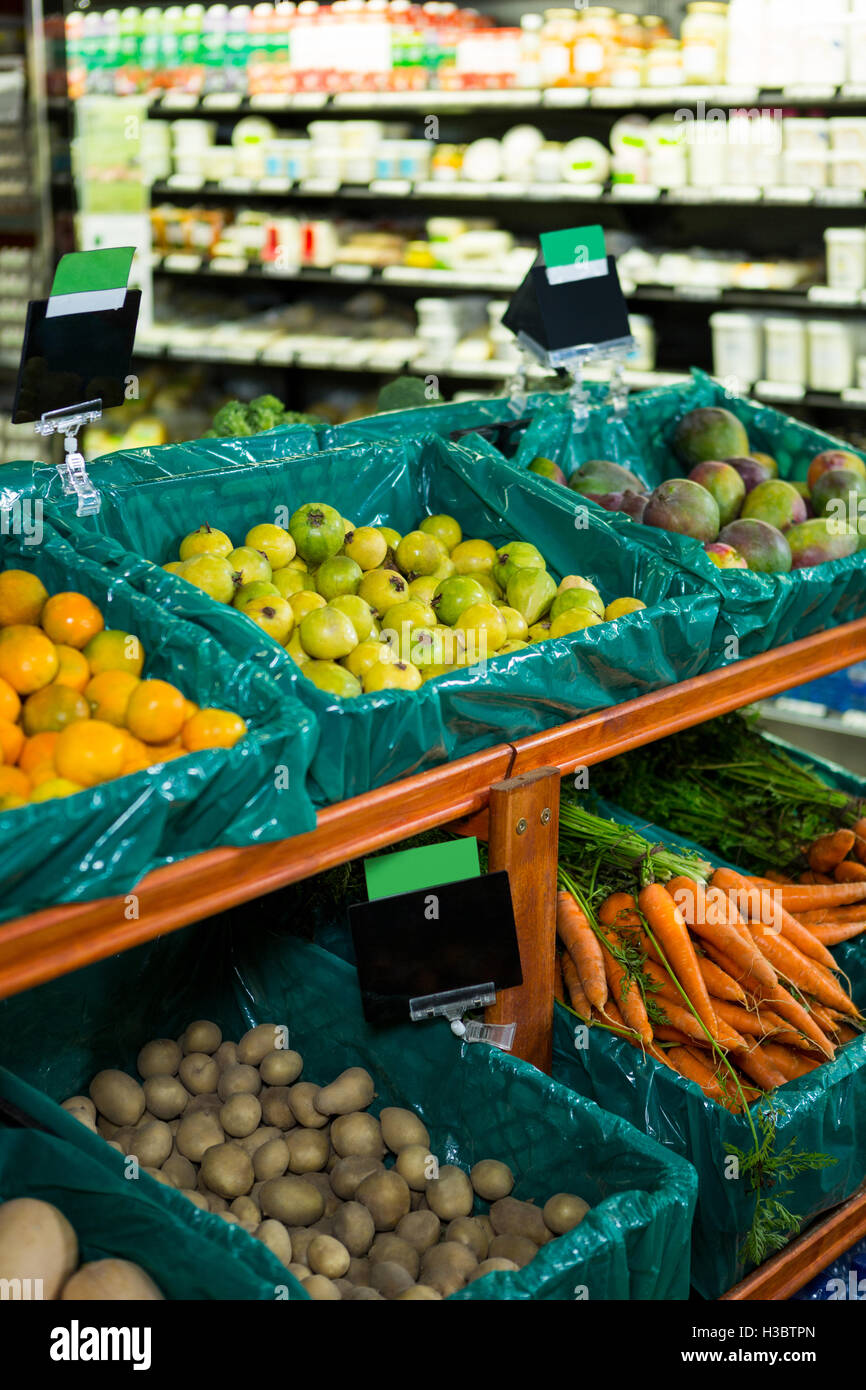 Varietà di ortaggi e di frutta sul ripiano Foto Stock