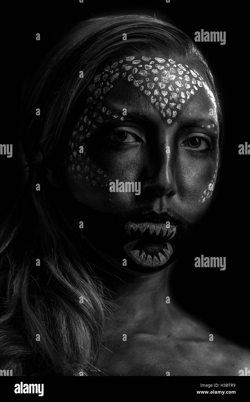 Alien femmina creatura Orrore, effetti speciali creative make up ritratto di illuminazione Foto Stock