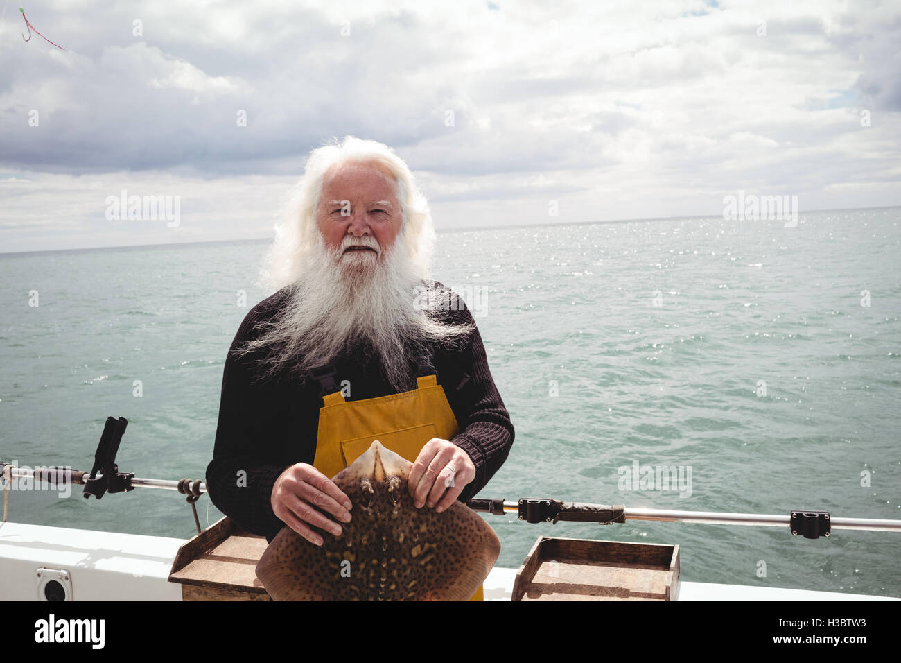 Ritratto di pescatore azienda ray pesci Foto Stock