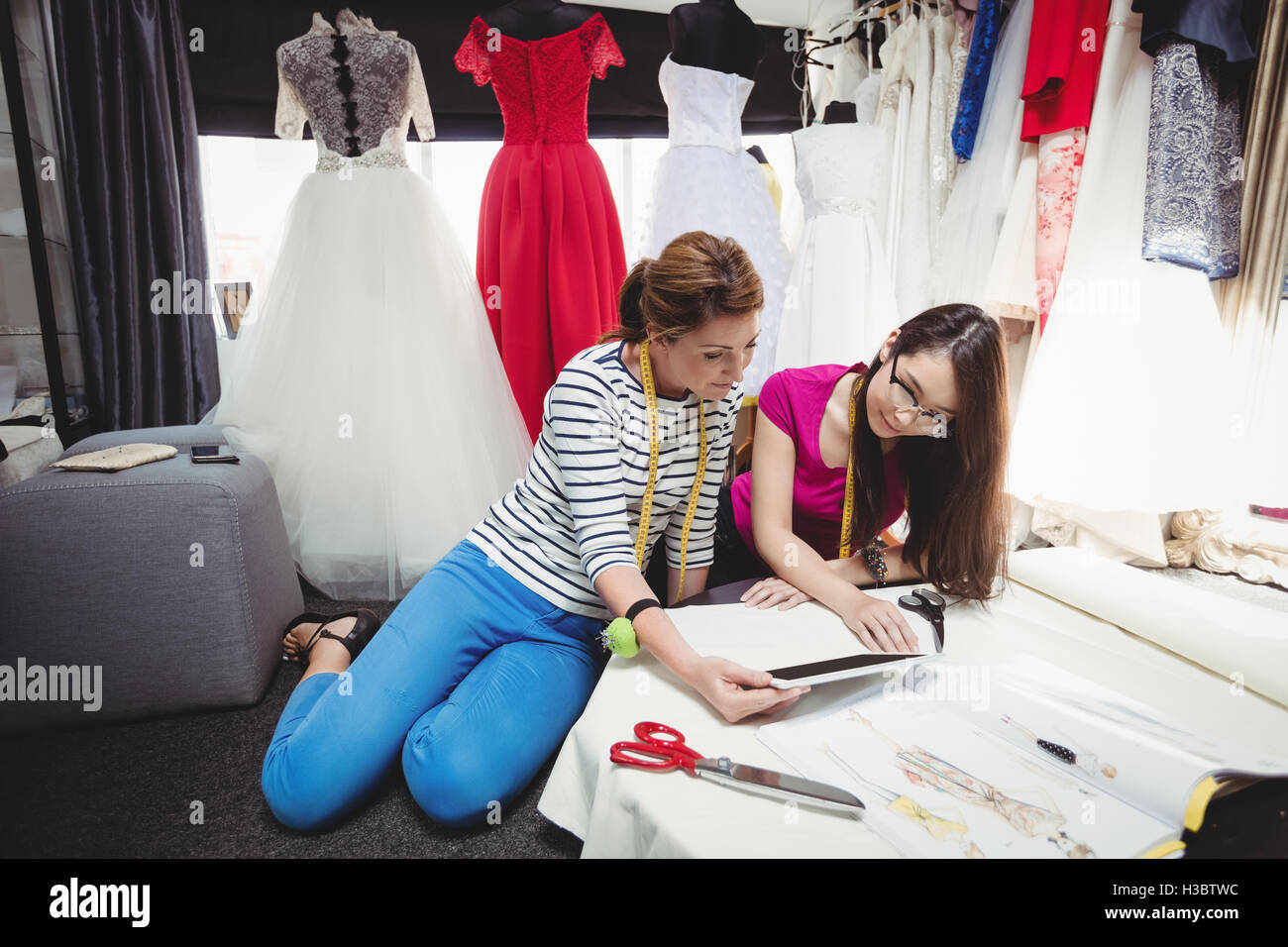 Moda femminile designer che lavora su un tablet Foto Stock