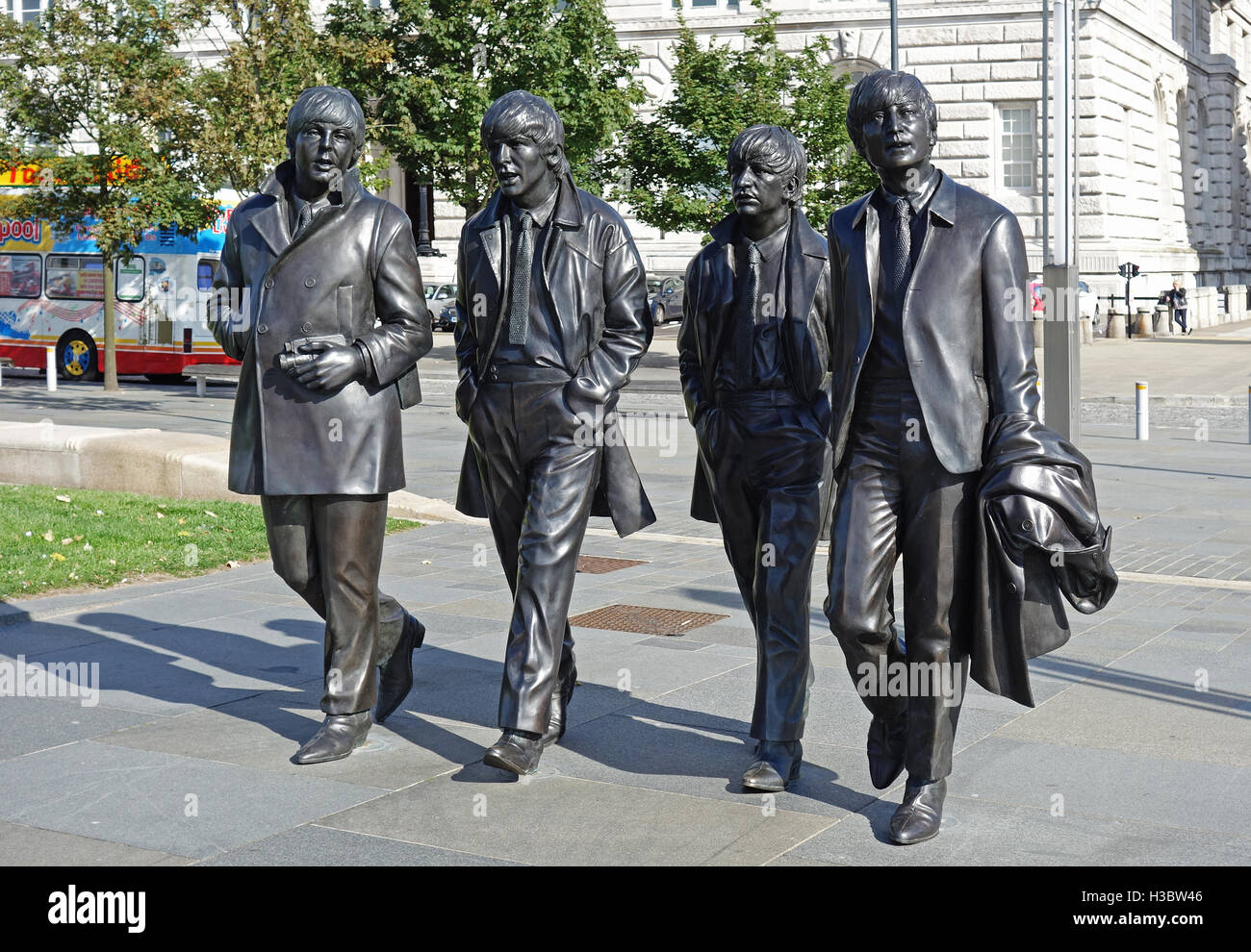 Una scultura del famoso pop band The Beatles al Pier Head di Liverpool, in Inghilterra, Regno Unito Foto Stock