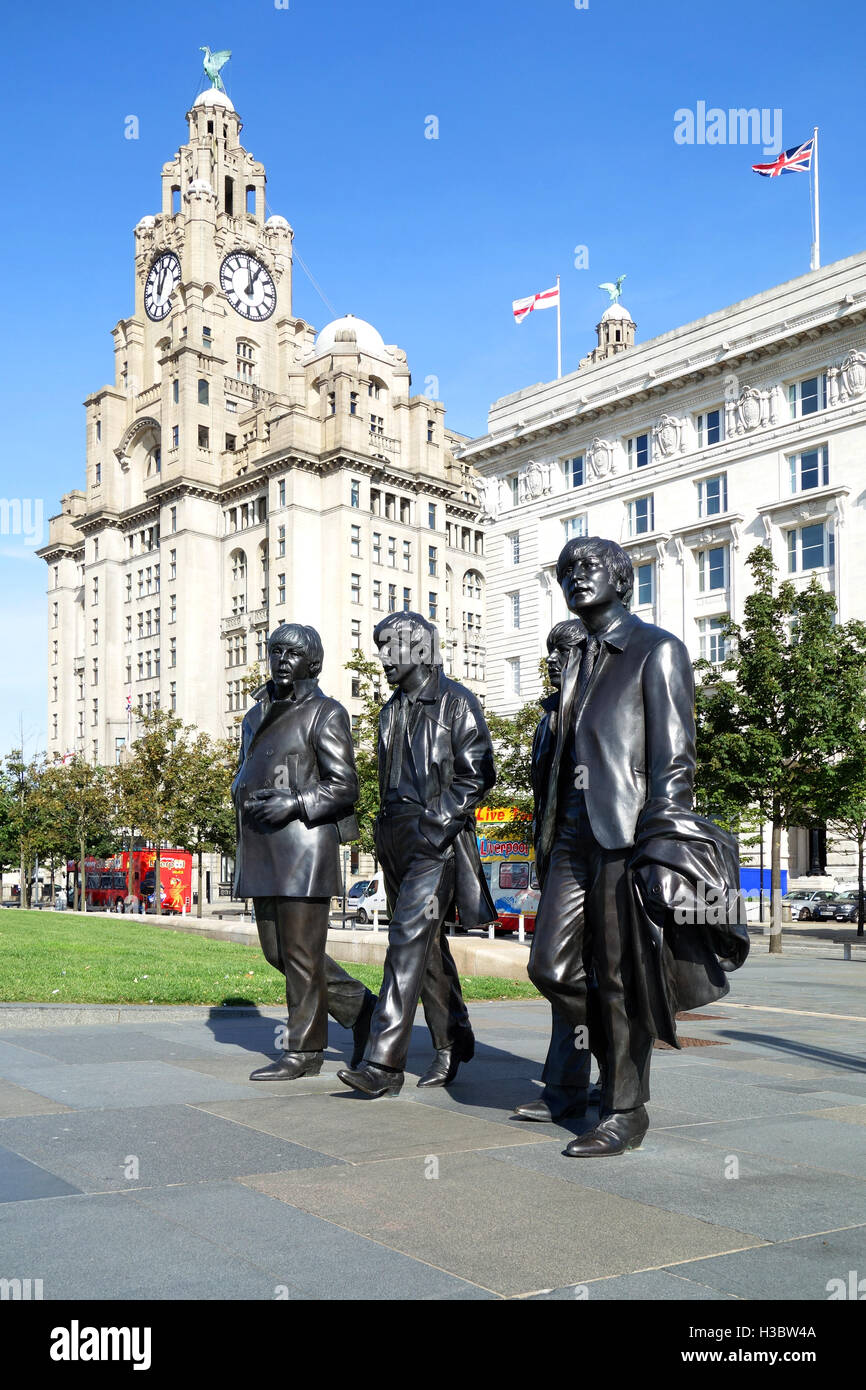 Una scultura del famoso pop band The Beatles al Pier Head di Liverpool, in Inghilterra, Regno Unito Foto Stock