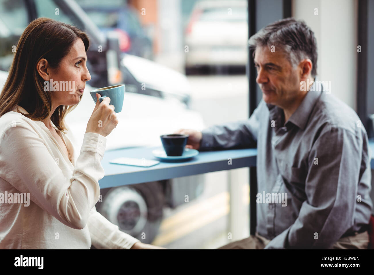 L uomo e la donna con il caffè Foto Stock