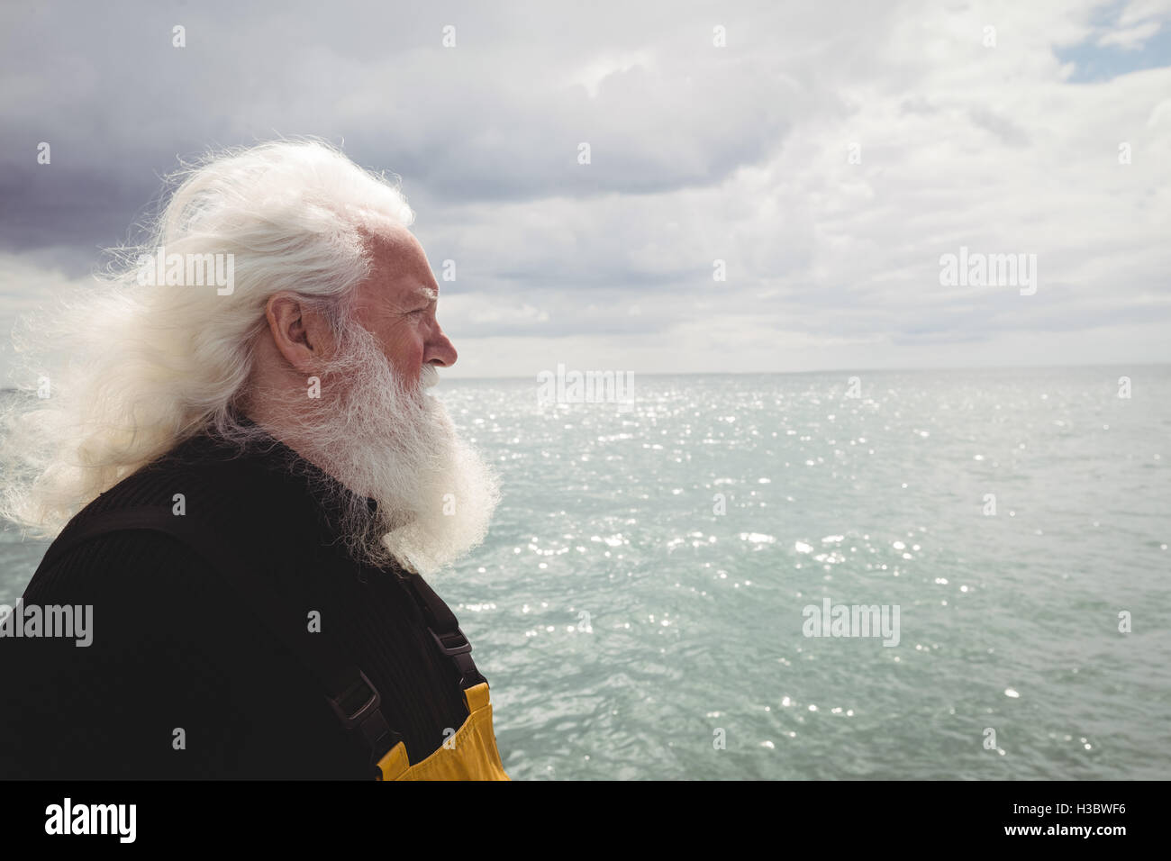 Fisherman permanente sulla barca da pesca Foto Stock