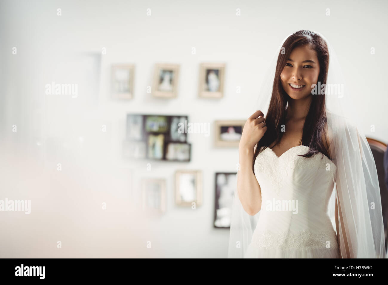 Donna cerca su abito da sposa in un negozio Foto Stock