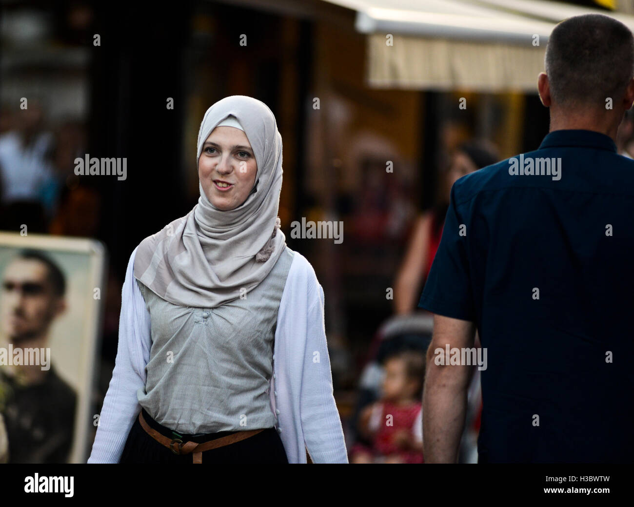 Donna musulmana camminare per la strada a Sarajevo la Città Vecchia, la Bosnia ed Erzegovina Foto Stock