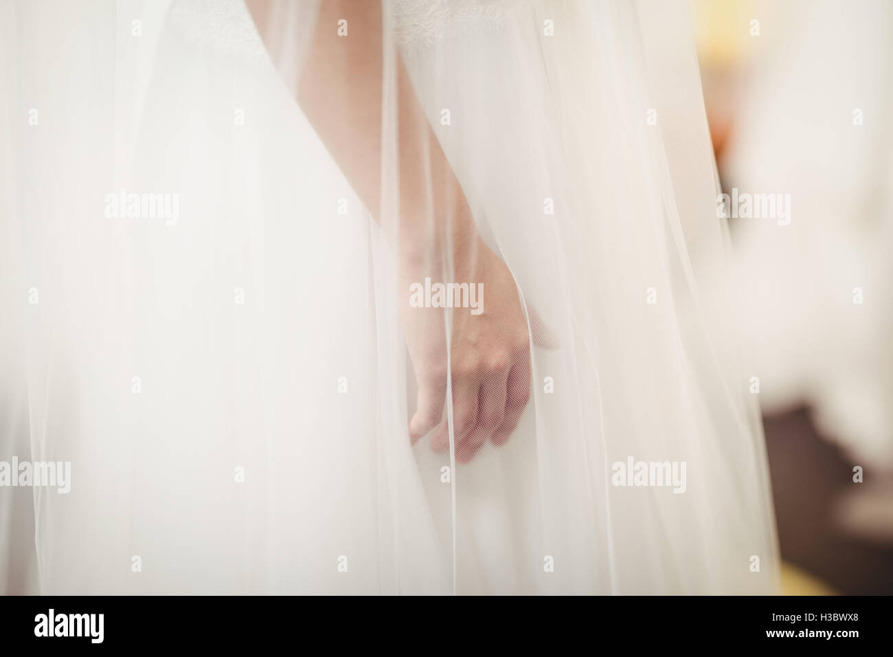 Donna cerca su abito da sposa in un negozio Foto Stock