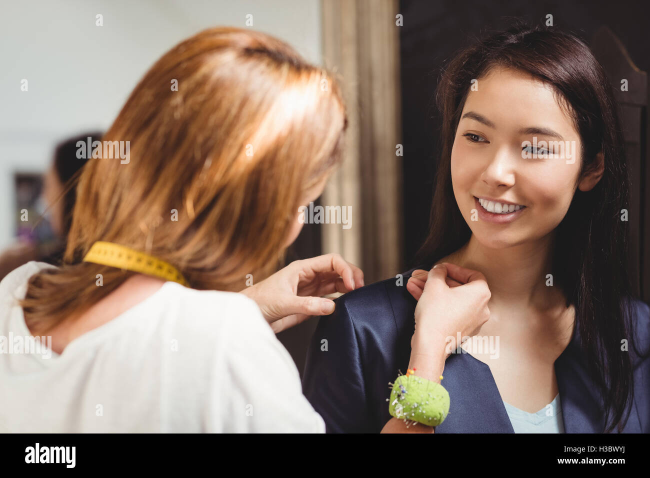 Designer di moda donna di misura della spalla Foto Stock