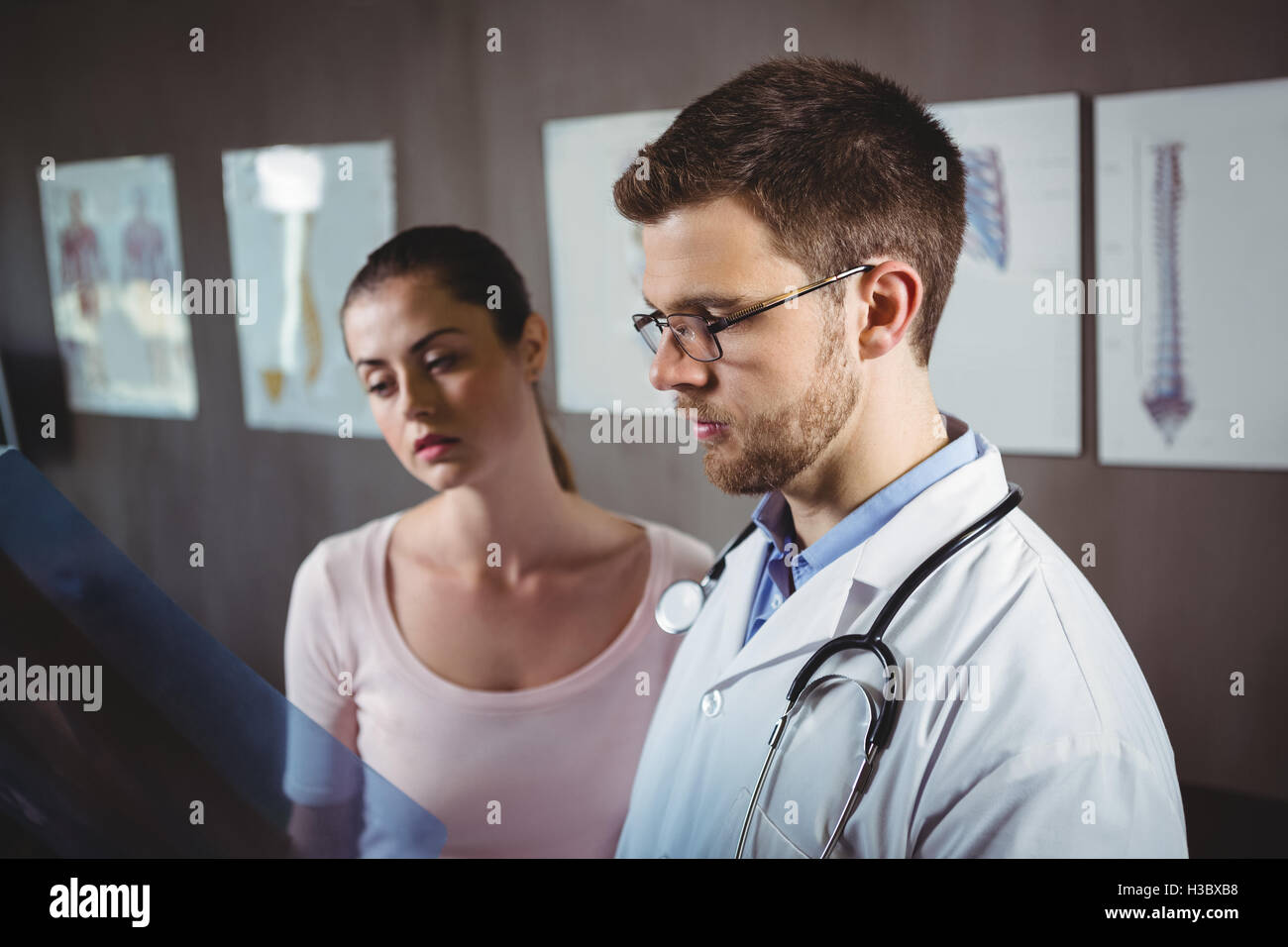 Fisioterapista e paziente di sesso femminile guardando spine x-ray Foto Stock