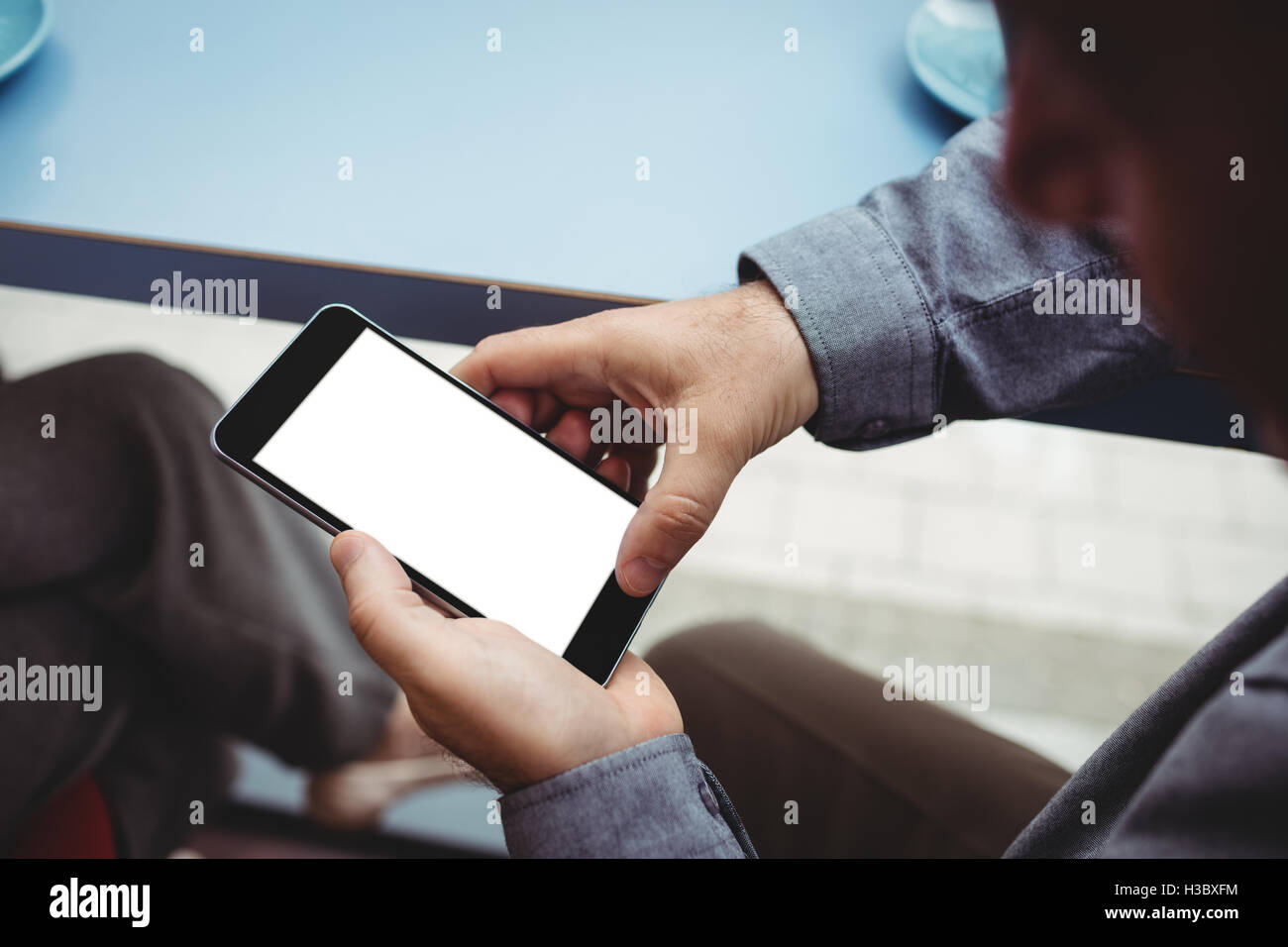 Uomo di messaggistica di testo sul telefono cellulare Foto Stock