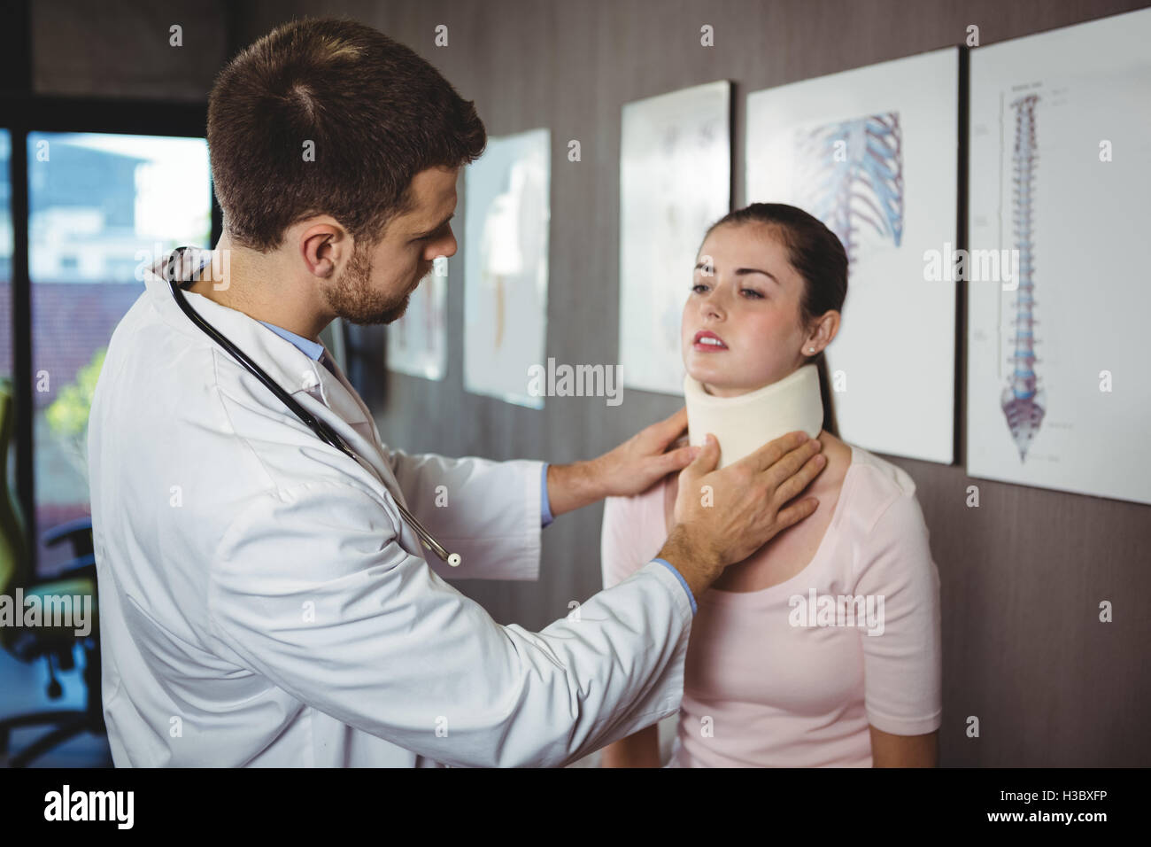 Fisioterapista esaminando una femmina di collo del paziente Foto Stock