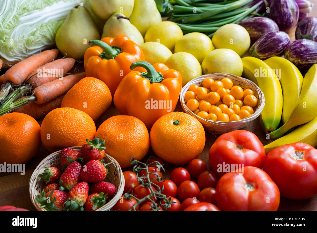 Varietà di ortaggi e di frutta sul ripiano Foto Stock