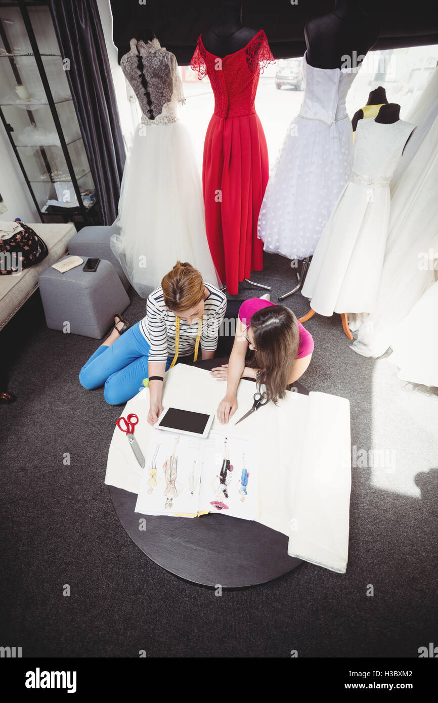 Moda femminile designer che lavora su un tablet Foto Stock