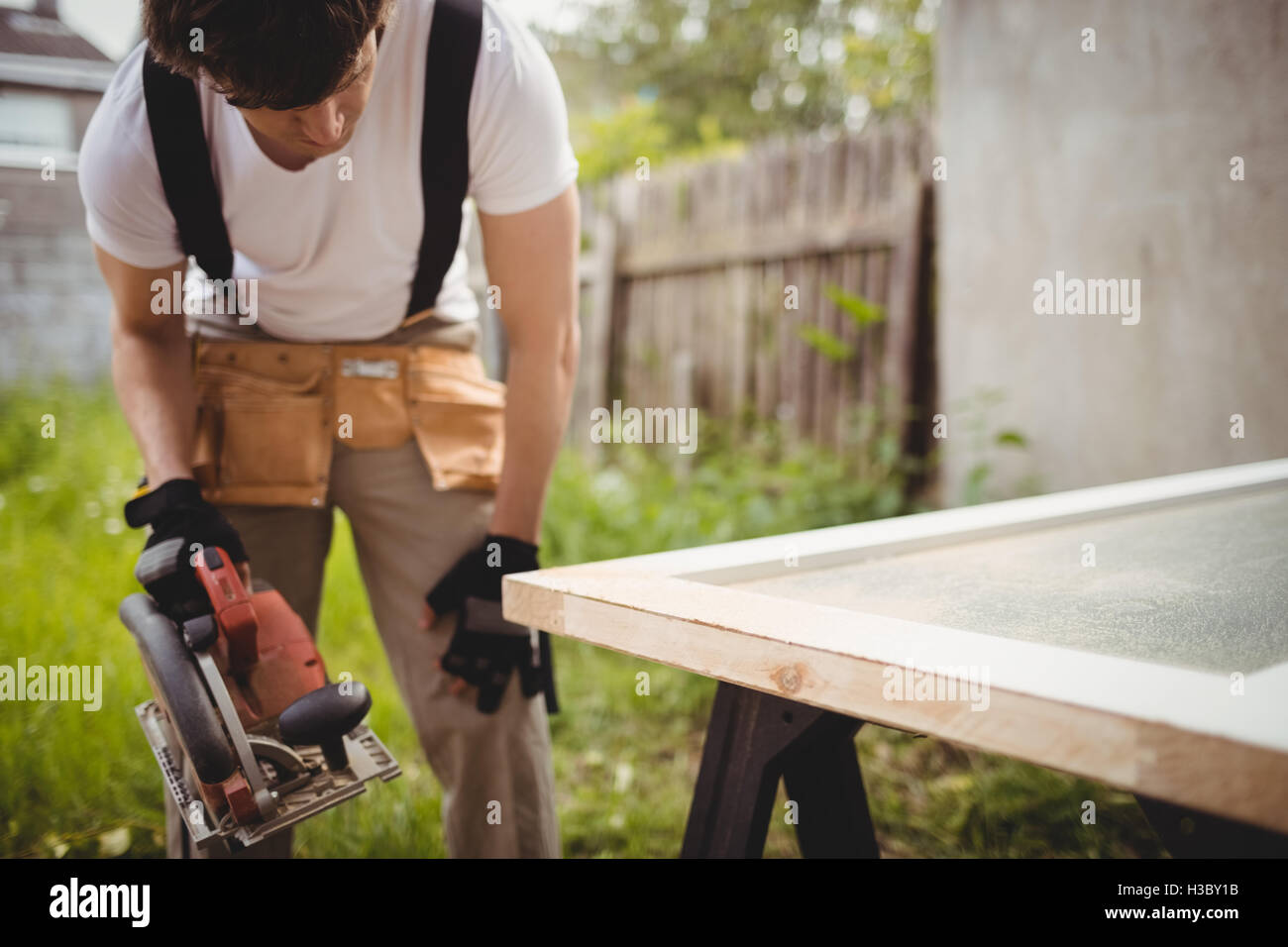 Carpenter lavora con sega circolare Foto Stock