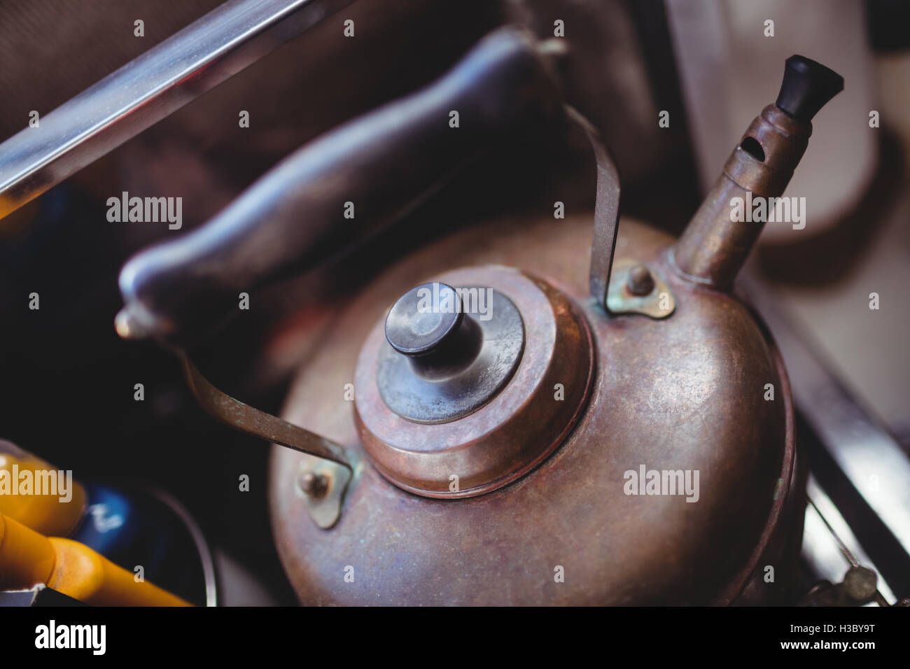 Bollitore per il tè sul fornello a gas Foto Stock