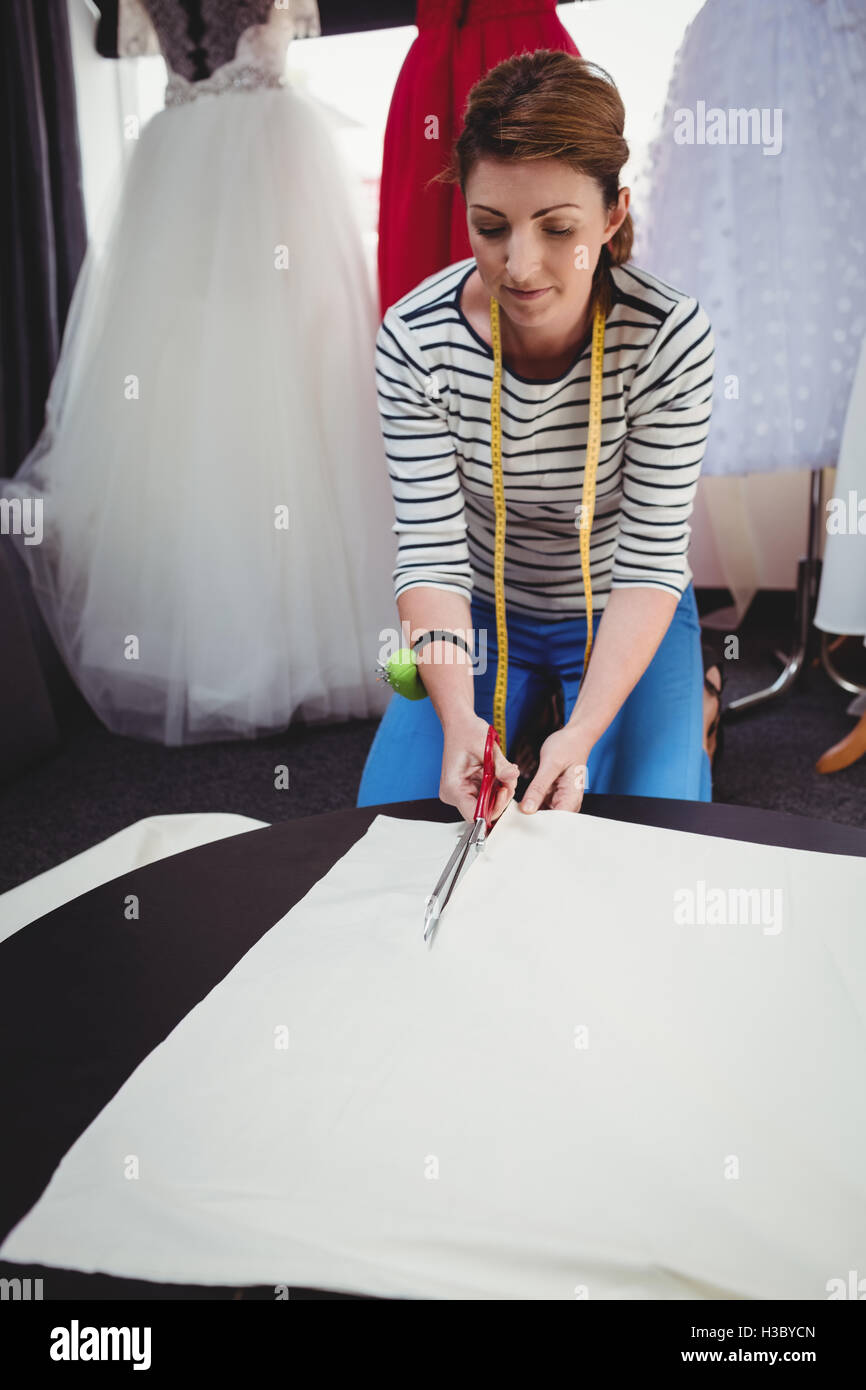 Femmina designer di moda il taglio di un tessuto bianco Foto Stock