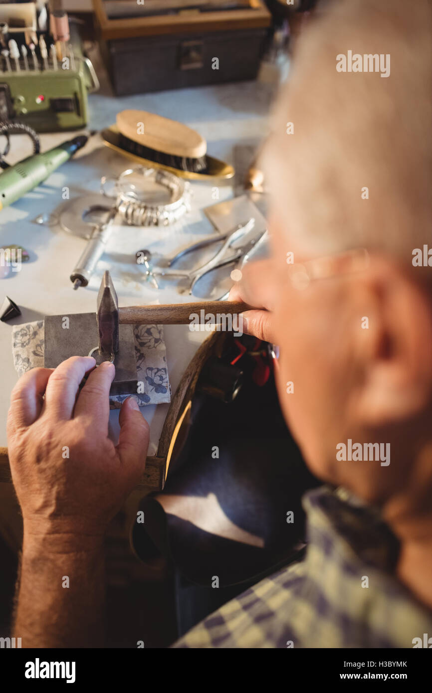 Orafo anello di preparazione Foto Stock