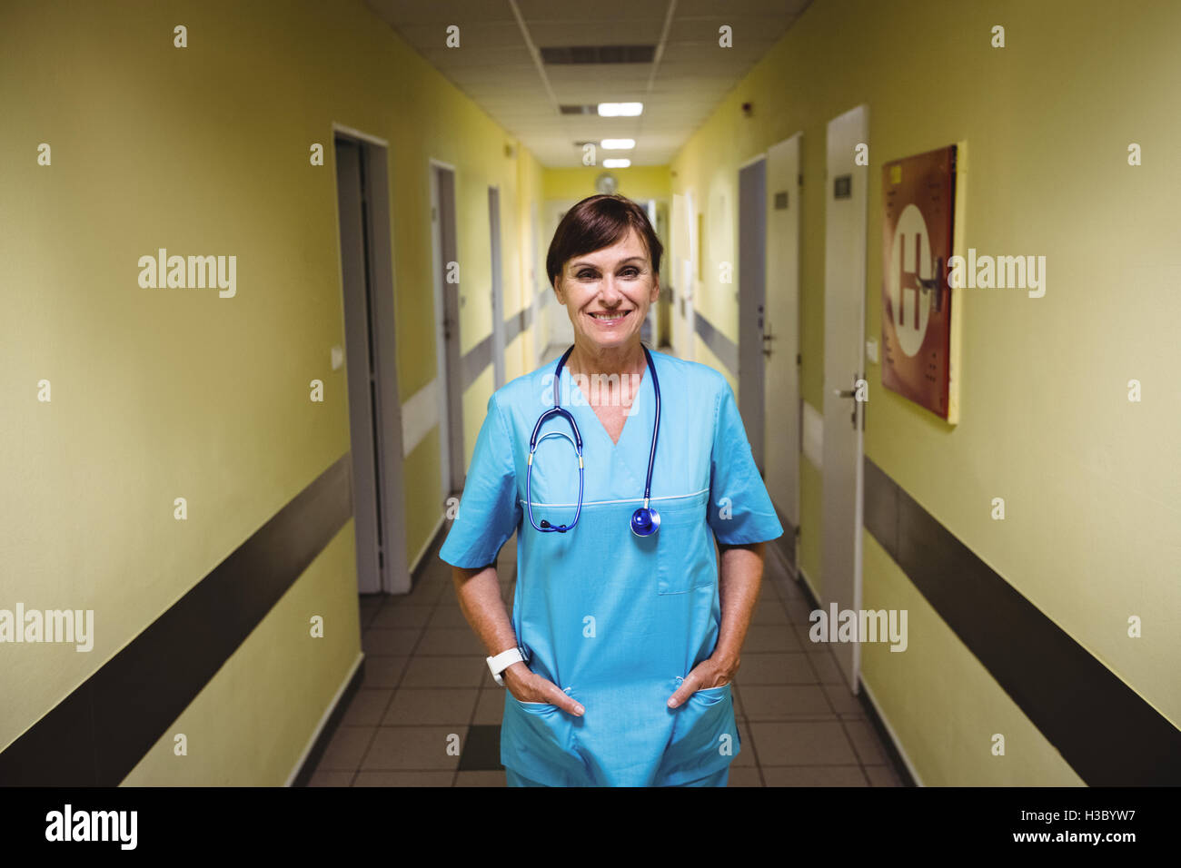 Ritratto di infermiere in piedi con le mani in tasca Foto Stock