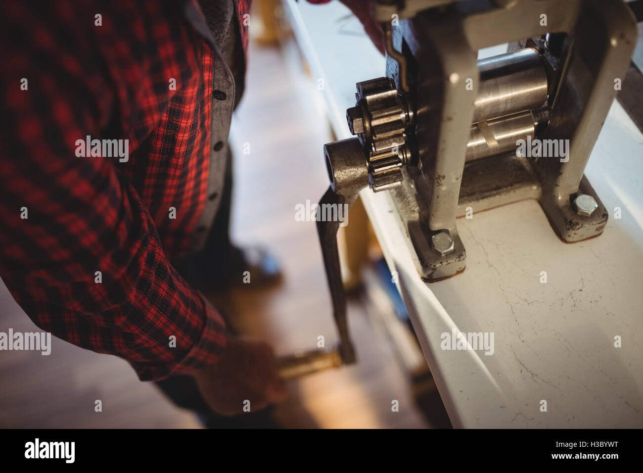 Orafo anello di fabbricazione Foto Stock