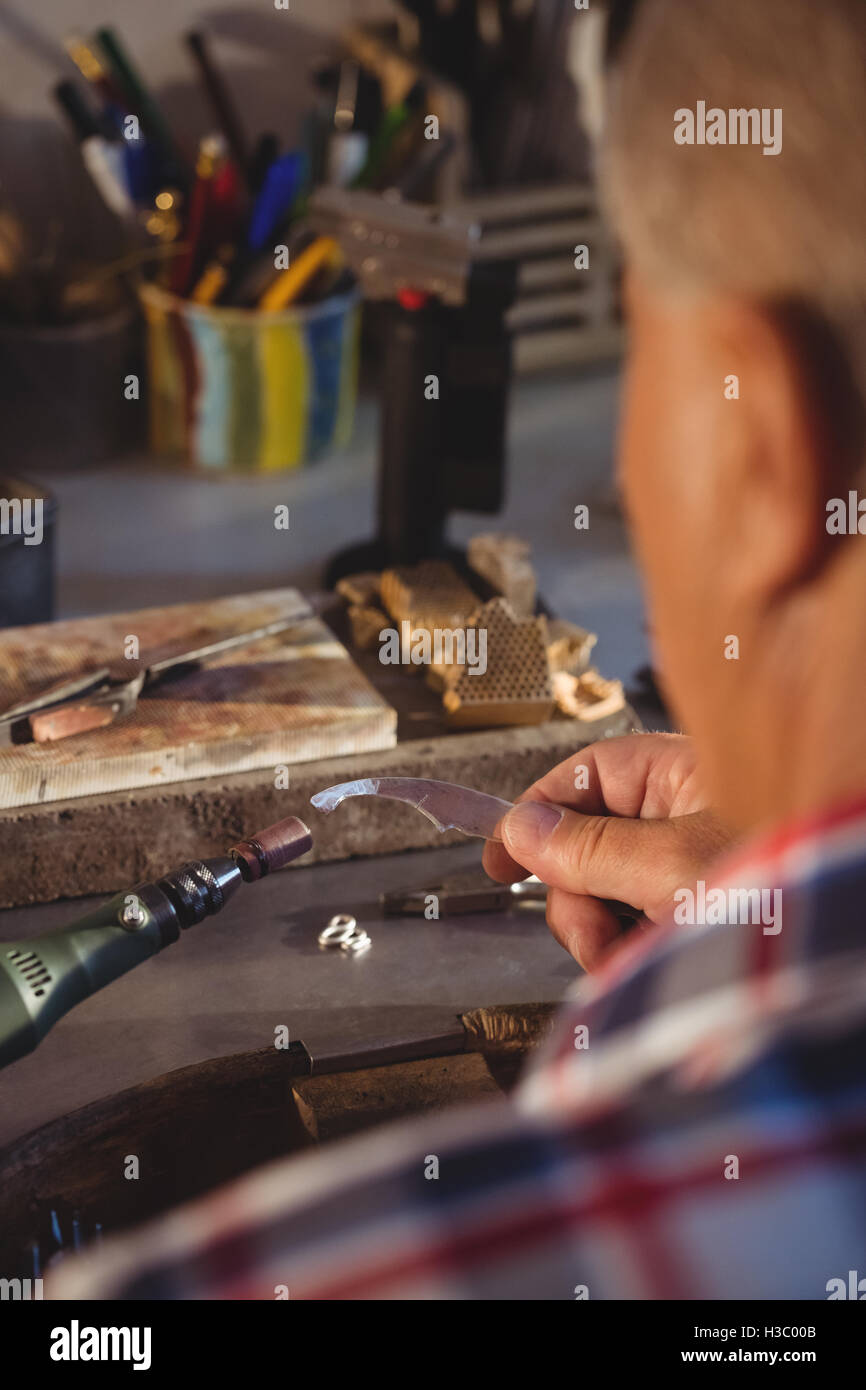 Goldsmith utilizzando manipolo macchina Foto Stock