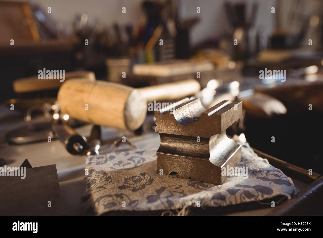 Close-up di strumento di lavoro su un banco di lavoro Foto Stock