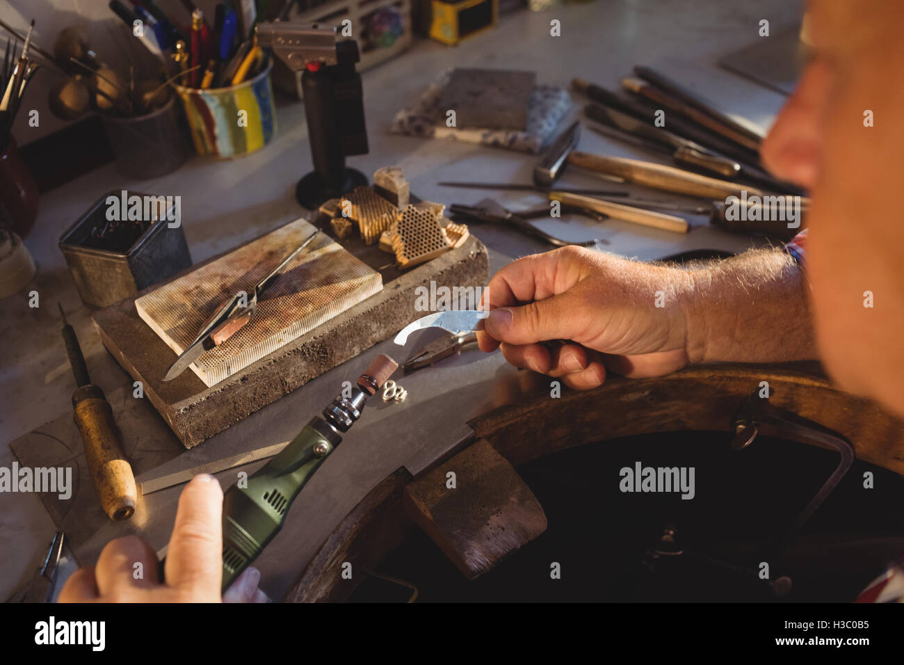 Goldsmith utilizzando manipolo macchina Foto Stock