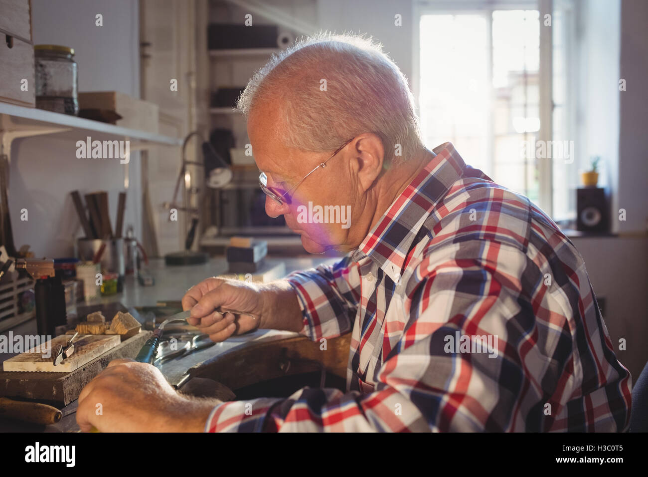 Goldsmith utilizzando manipolo macchina Foto Stock