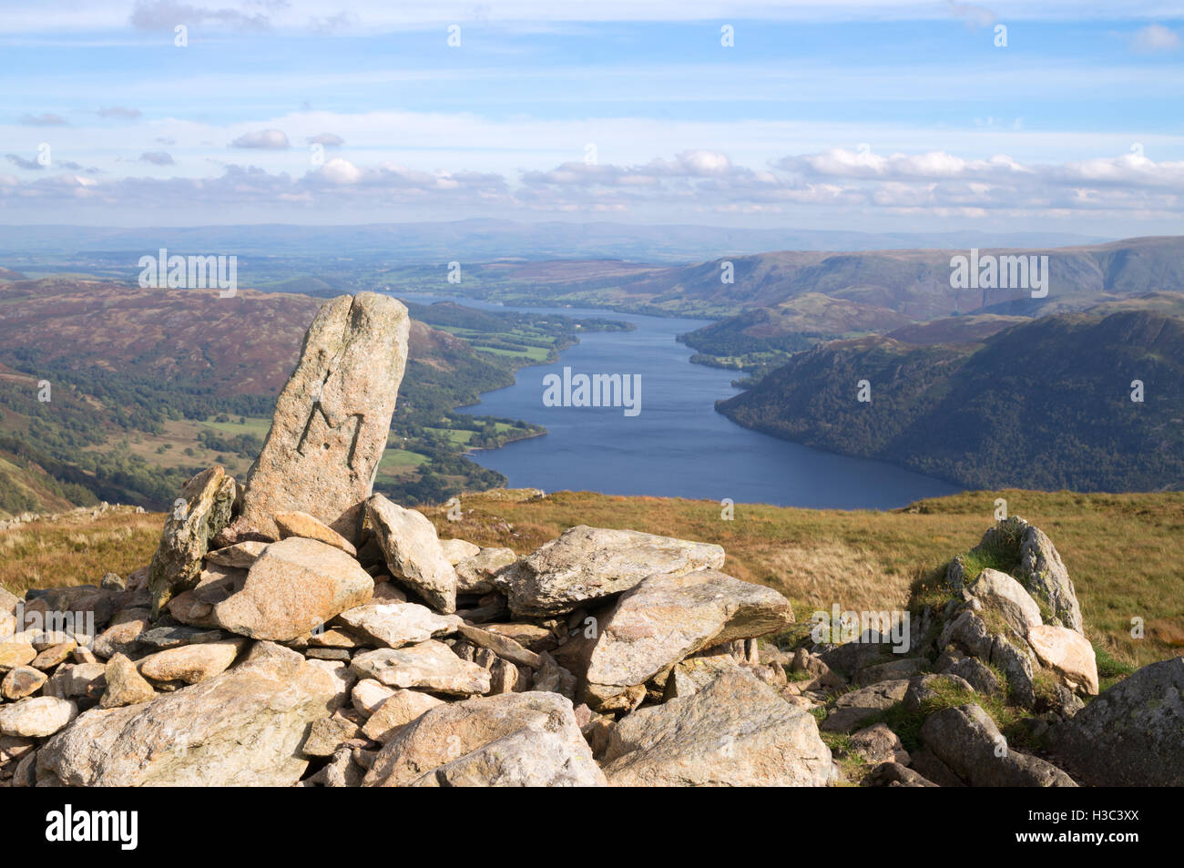 Cairn sulla sommità di Sheffield Luccio con il lago di Ullswater in background, Cumbria, England, Regno Unito Foto Stock