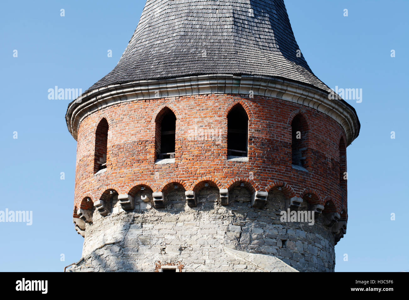 Castello medievale vicino a Torre contro il cielo blu Foto Stock