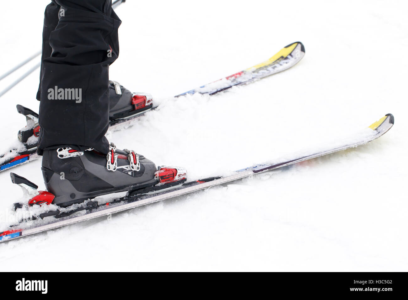 Un piede closeup sciatore, sport invernali lo sfondo Foto Stock