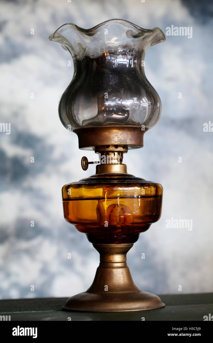 Un Vintage lampada di kerosene, retrò sfondo illuminazione Foto Stock