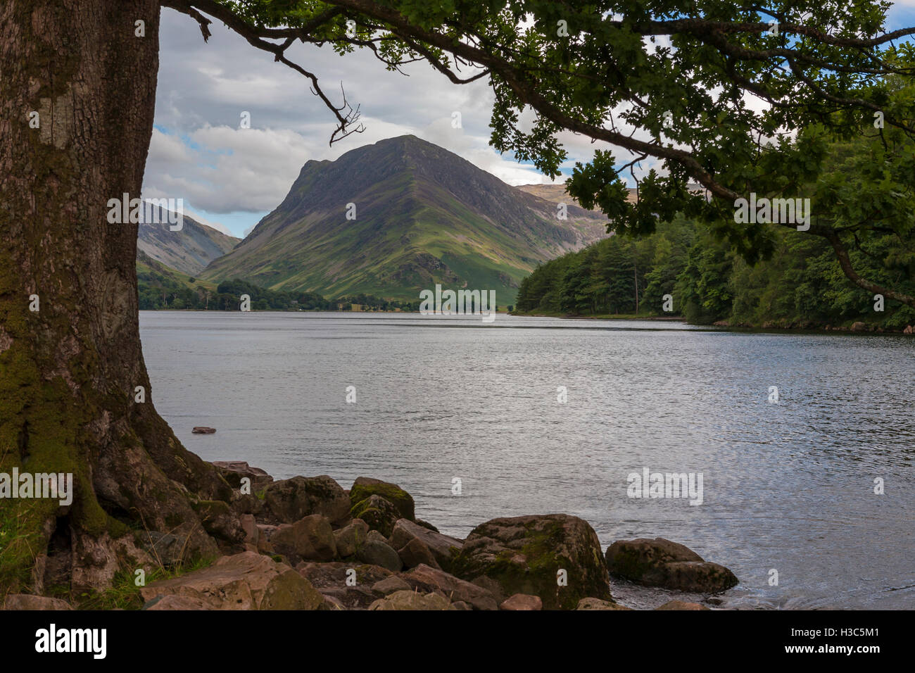 Buttermere, guardando ad est verso Honister Pass e Fleetwith Pike, Lake District, Cumbria, Inghilterra Foto Stock