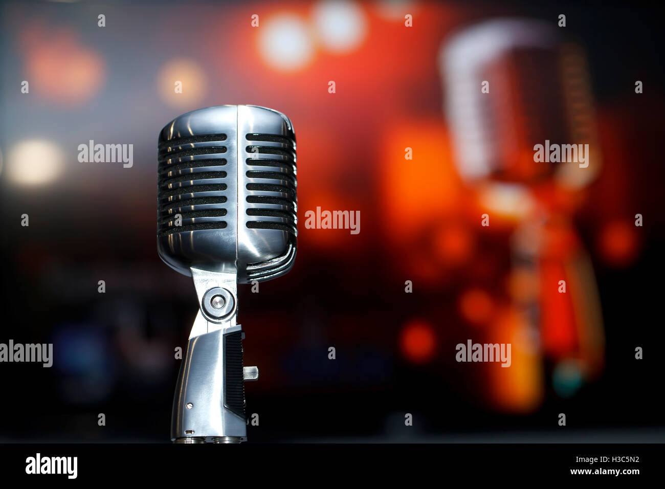 Chrome microfono retrò close-up, karaoke e musica di sottofondo Foto Stock