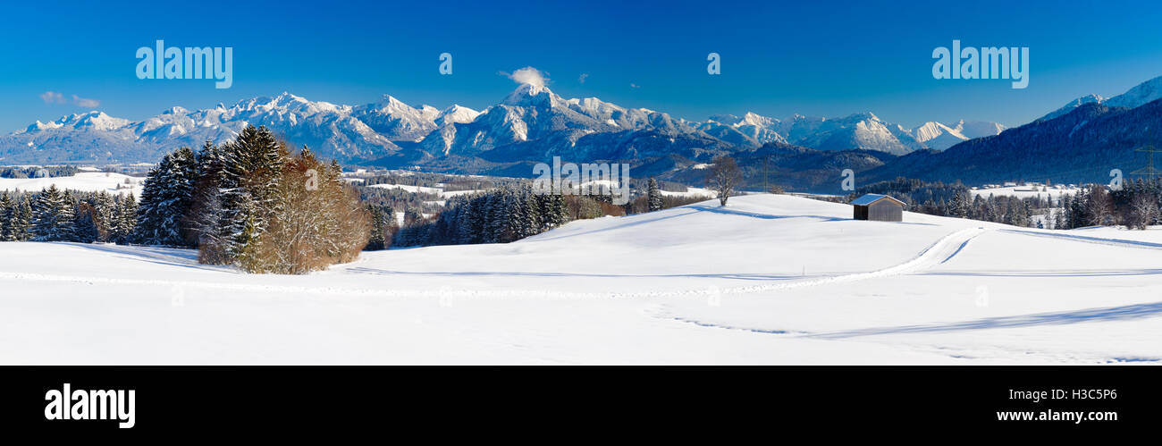 Ampio panorama del paesaggio in Baviera con montagne delle Alpi e del lago in inverno con neve fresca Foto Stock