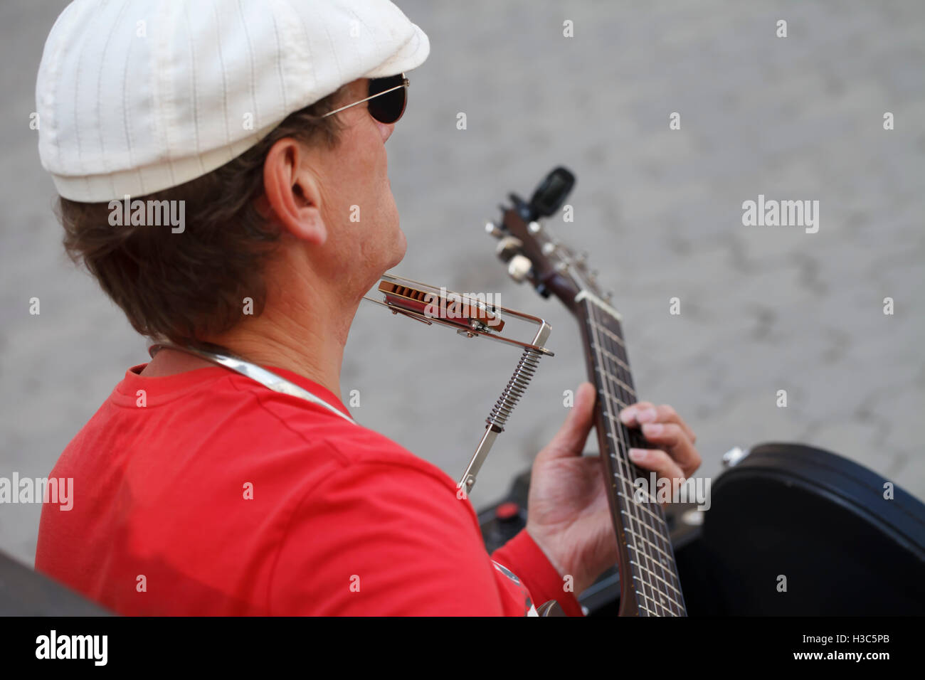 Musicista di strada a suonare la chitarra e armonica, lifestyle, Viaggiare, Arte Foto Stock